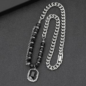 Fashionable silver necklace