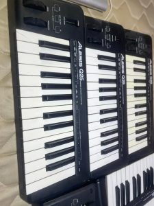 ALESIS Q25